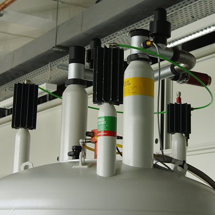 Helium-Einlass beim Bruker DRX 500 MHz NMR-Spektrometer